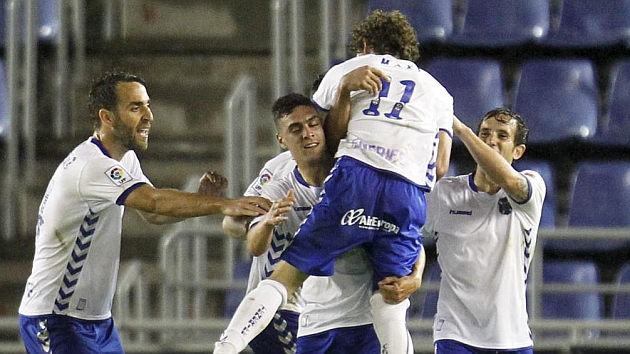 Jugadores Tenerife celebrando gol