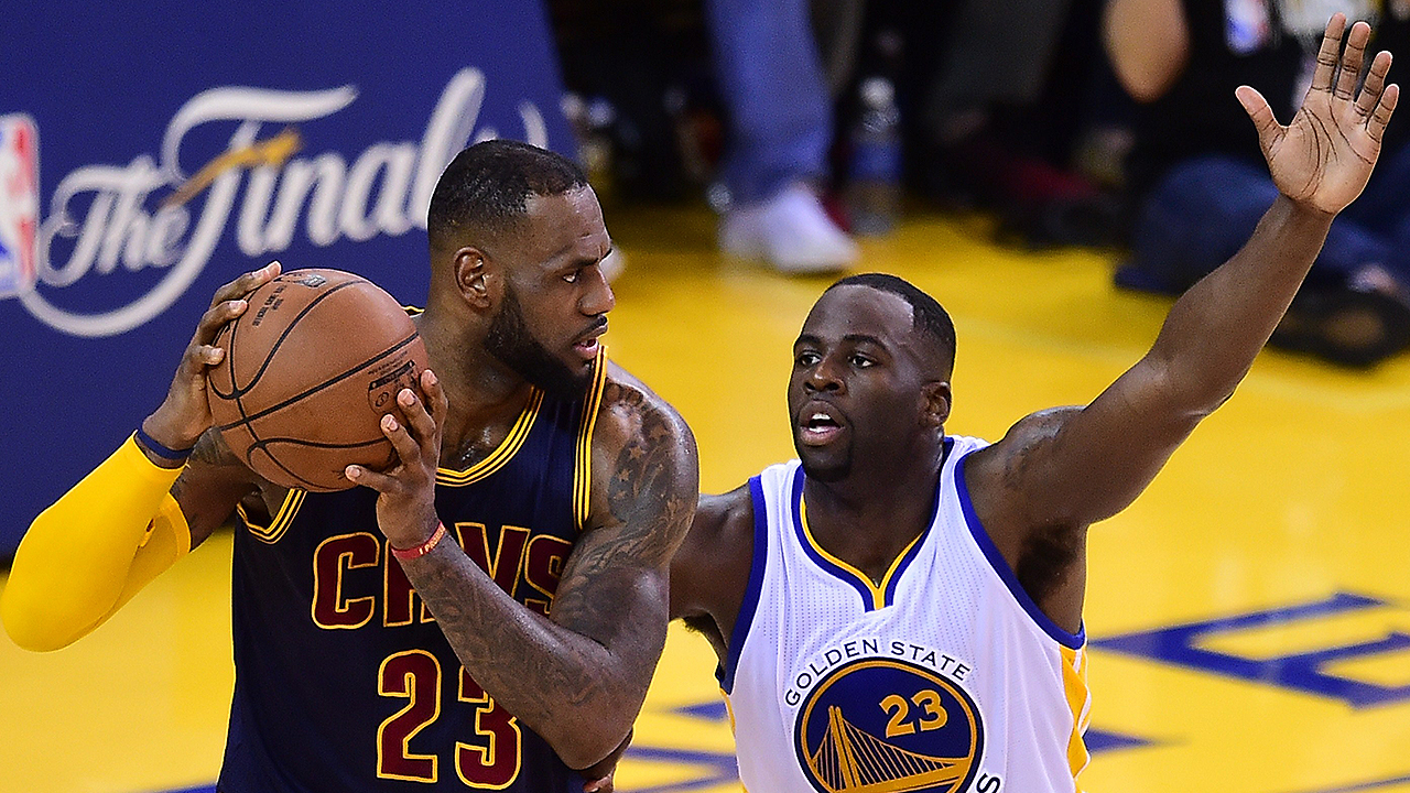 Draymond Green defendiendo a LeBron James