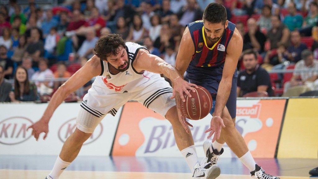 Llull y Navarro luchando por la pelota