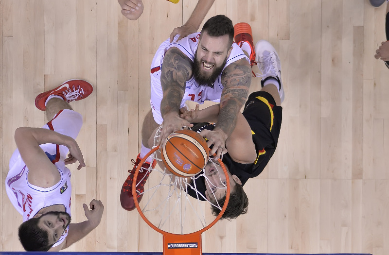 Miroslav Raduljica, pívot titular de Serbia