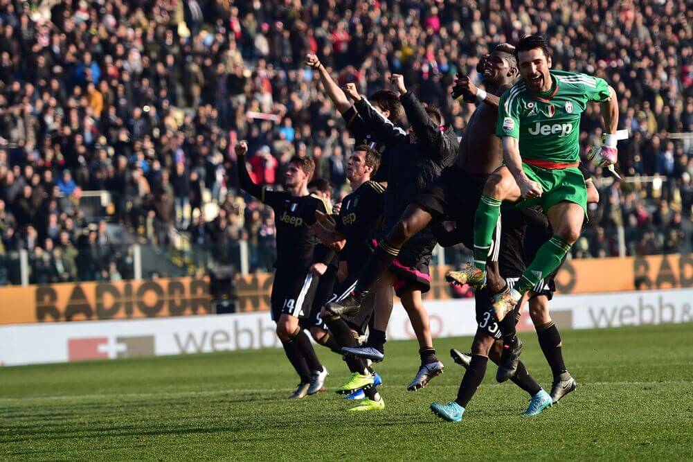 Los jugadores de la Juve celebran la victoria en Carpi