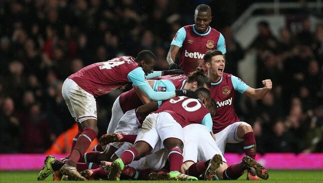 los jugadores del west ham celebran un gol