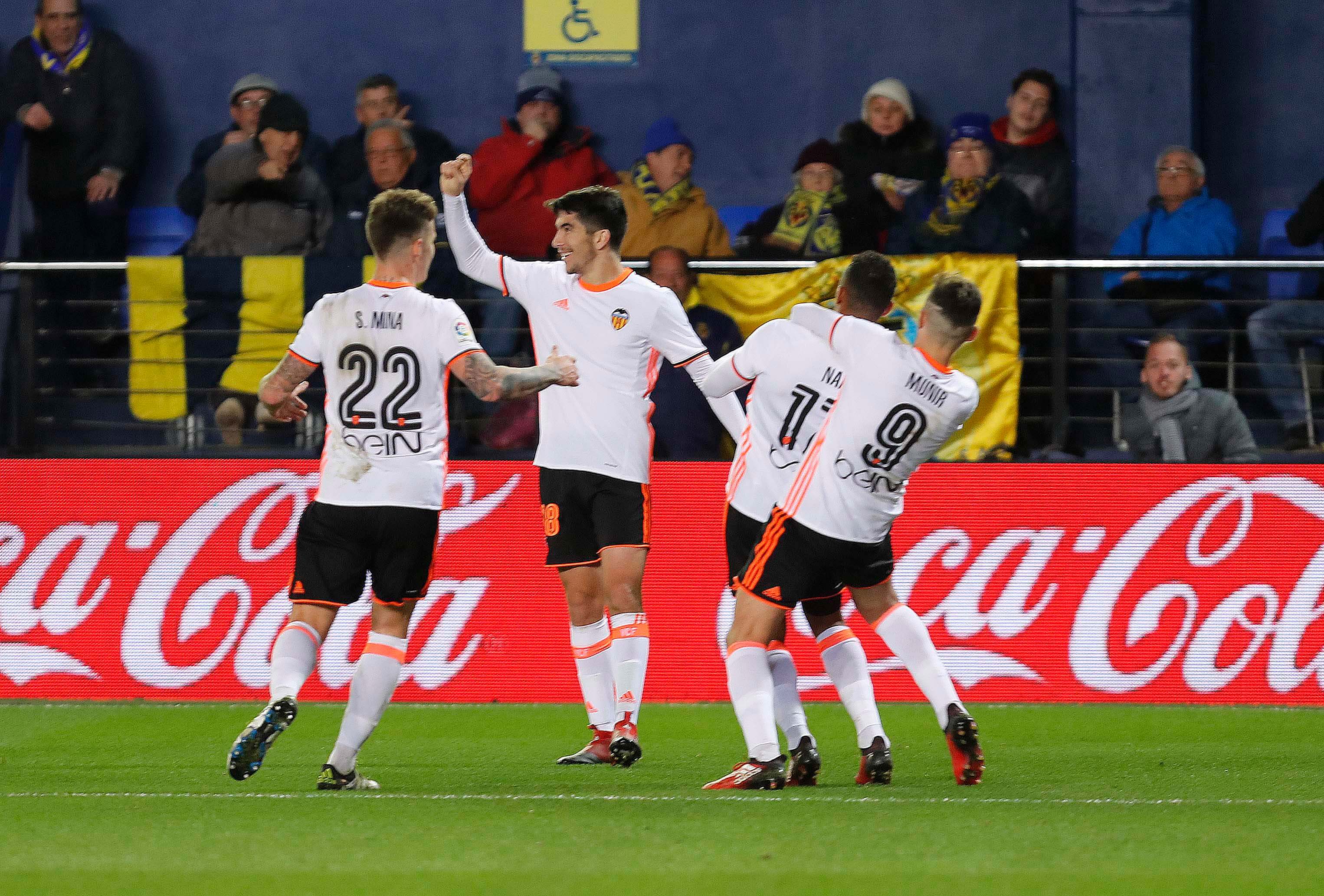 carlos soler celebra un gol