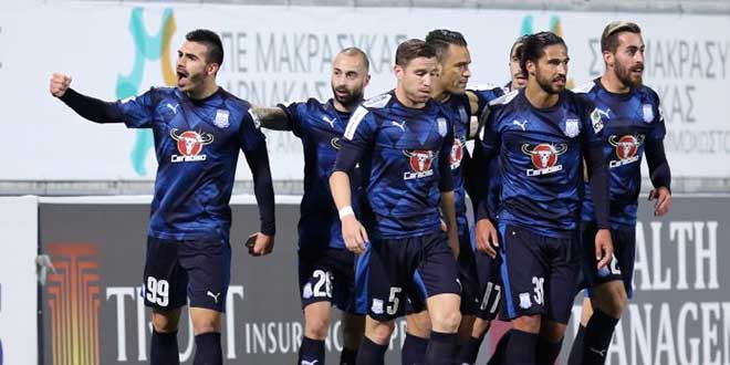 Jugadores Apollon celebrando gol