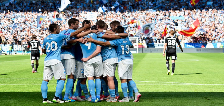 Jugadores Malmö celebran gol