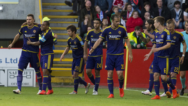 Jugadores Maribor celebran gol