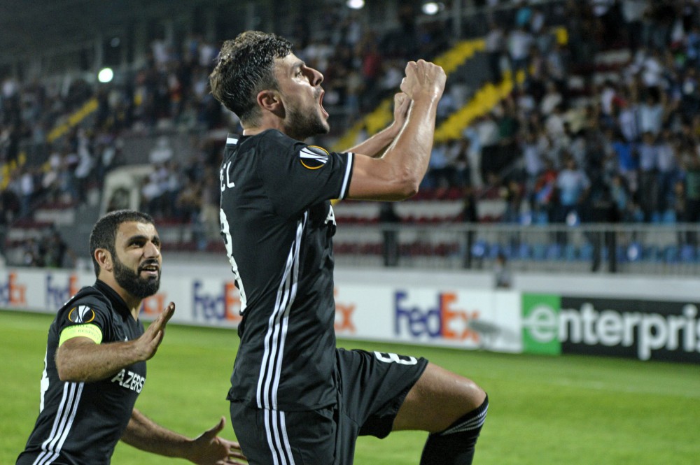 Jugadores Qarabag celebrando gol