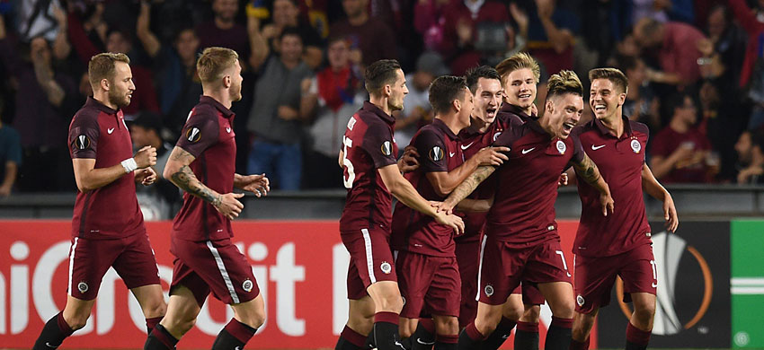 Jugadores Sparta celebran gol