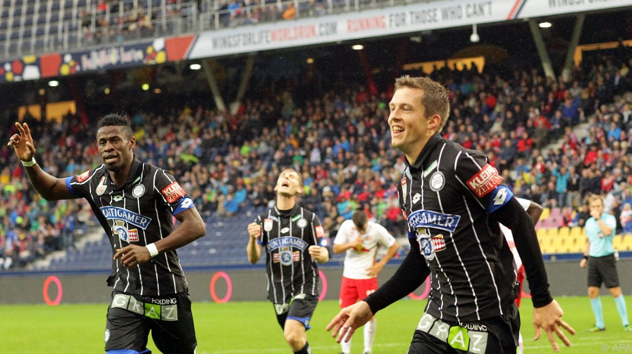 Jugadores Sturm Graz celebran gol