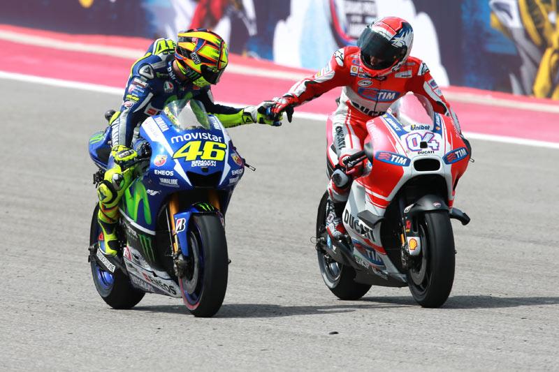 Rossi y Dovizioso saludándose al acabar la carrera