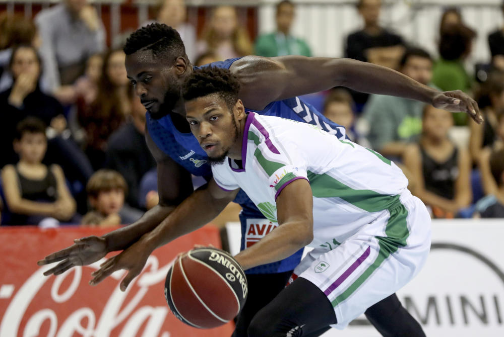 jeff brooks en una jugada unicaja malaga ante delteco gbc