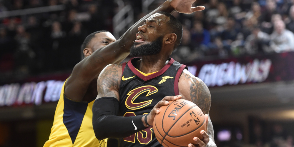 LeBron James, jugando el encuentro ante los Pacers