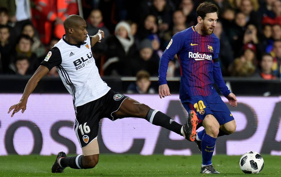 messi y kondogbia disputan un balon barcelona valencia camp nou liga santander