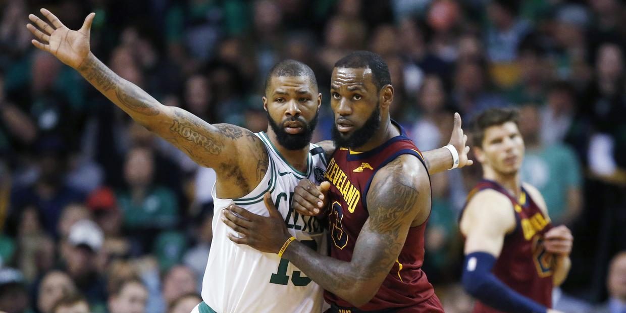 Lebron James, siendo defendido por Marcus Morris