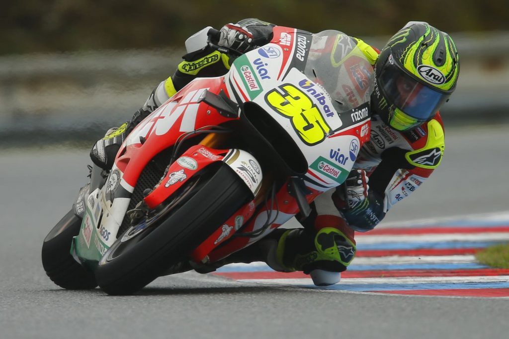 Cal Crutchlow pilotando su Honda en el trazado de Brno