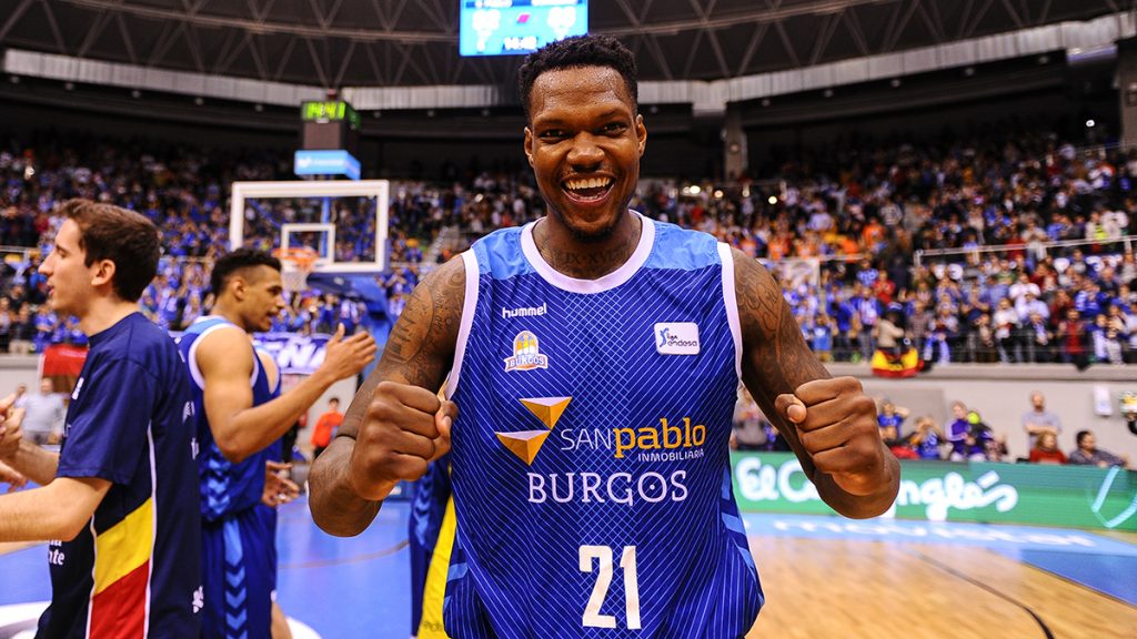 deon thopmson celebrando una victoria con san pablo burgos