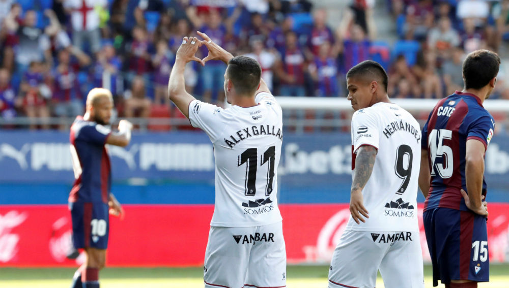 alex gallar marca el primer gol del huesca en primera division