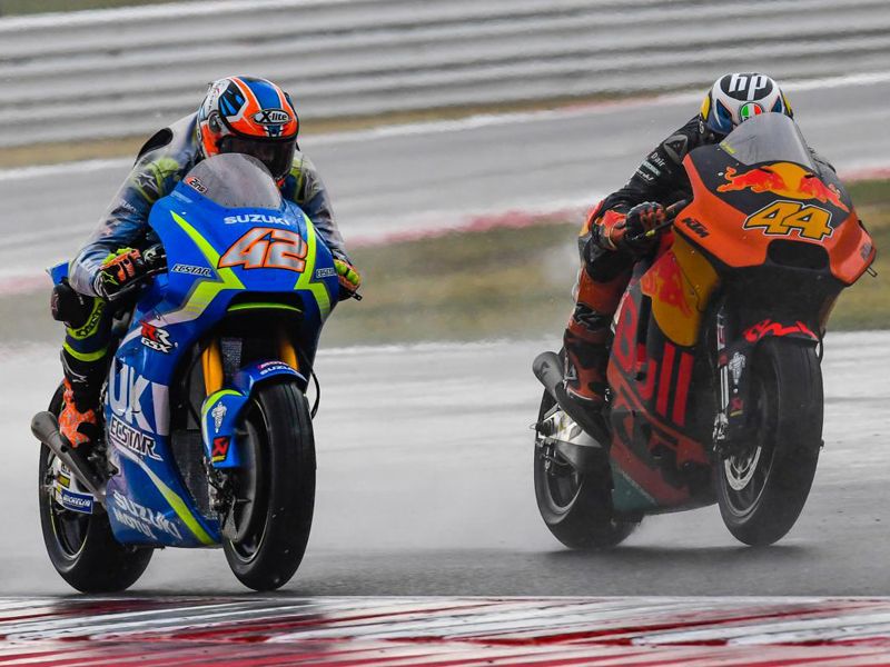 Alex Rins y Pol Espargaró luchando durante el GP de San Marino 2017