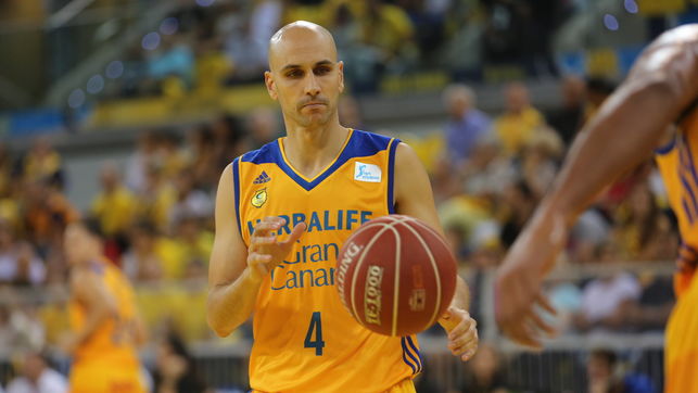 el veterano albert oliver durante un partido de herbalife gran canaria