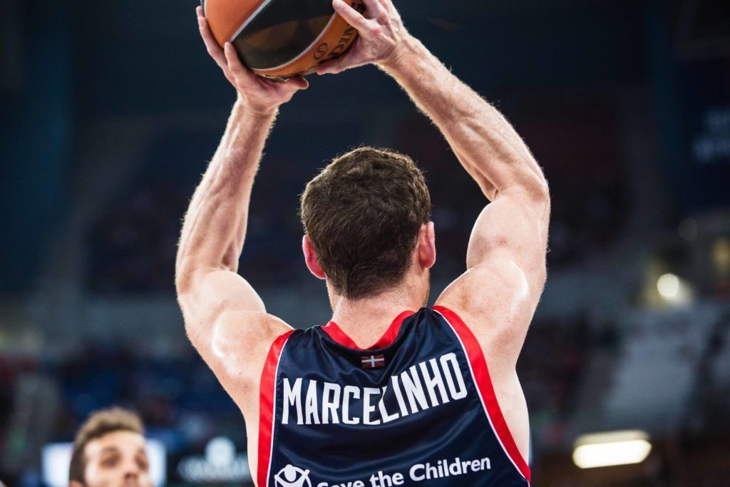 marcelinho huertas durante un partido con baskonia