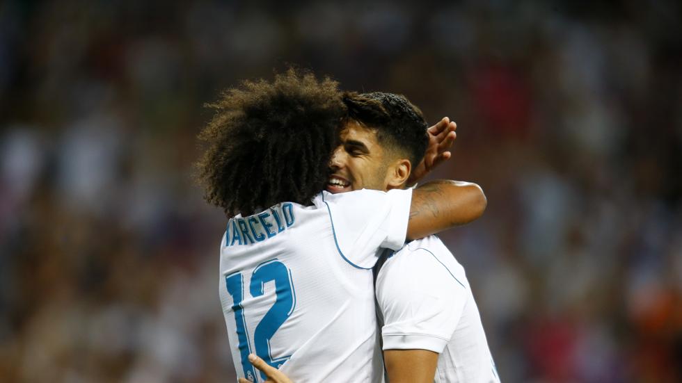 marcelo y asensio celebrando un gol con el real madrid