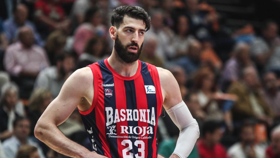 tornike shengelia con la camiseta de baskonia