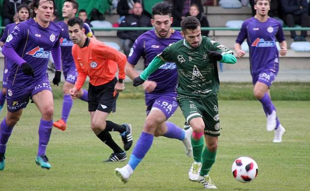 El Astorga disputando un balón en juego.