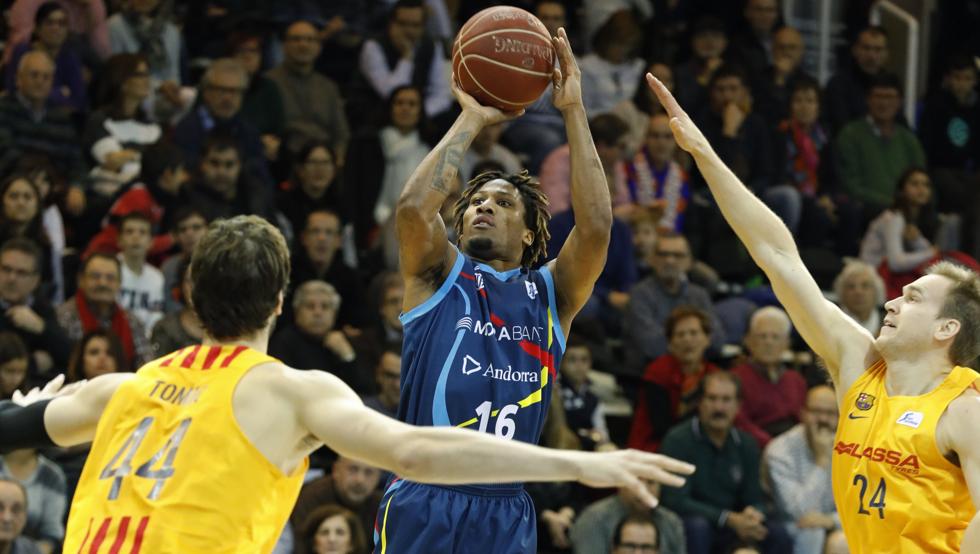 andrew albicy base de morabanc andorra tirando a canasta durante un partido