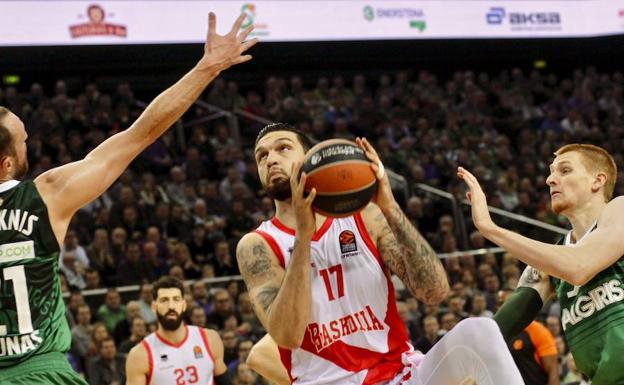 el francés vincent poirier durante una jugada del baskonia en euroliga