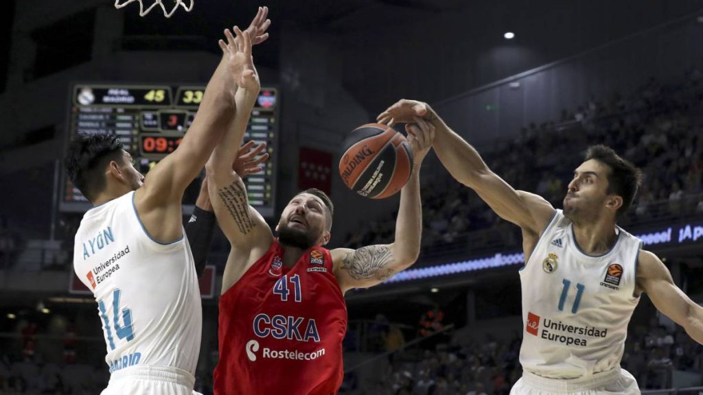 gustavo ayón y facundo campazzo defendiendo a nikita kurbanov