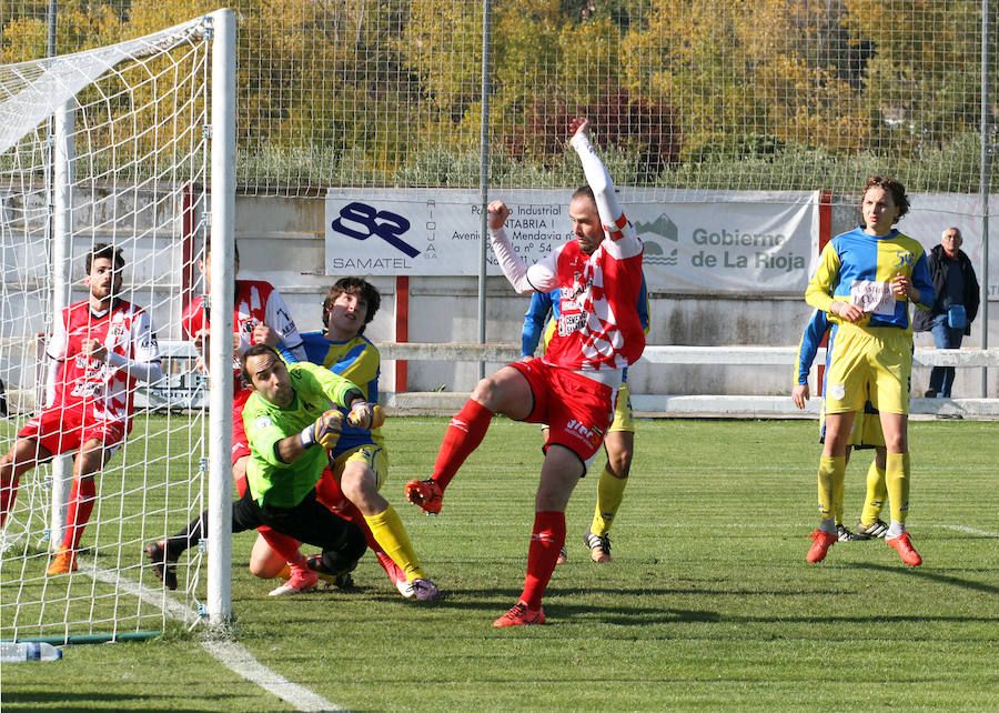 Delantero del Varea marcando un gol