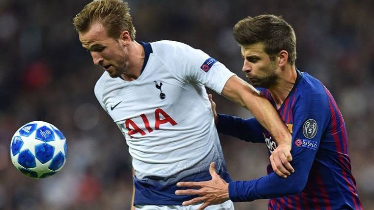 kane y piqué disputan un balón