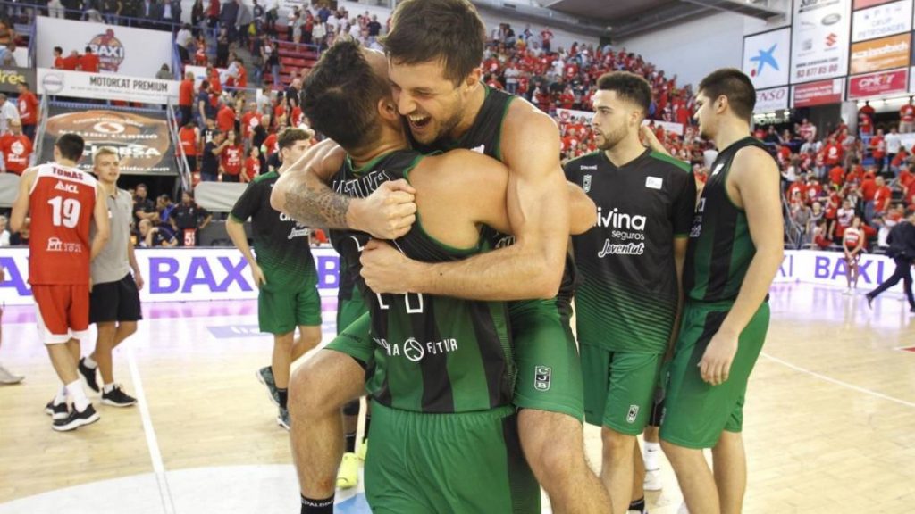 divina seguros joventut celebrando el triunfo en la pista de baxi manresa