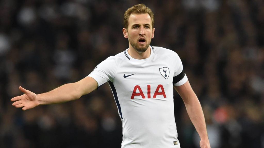 harry kane delantero del tottenham en una accion de partido