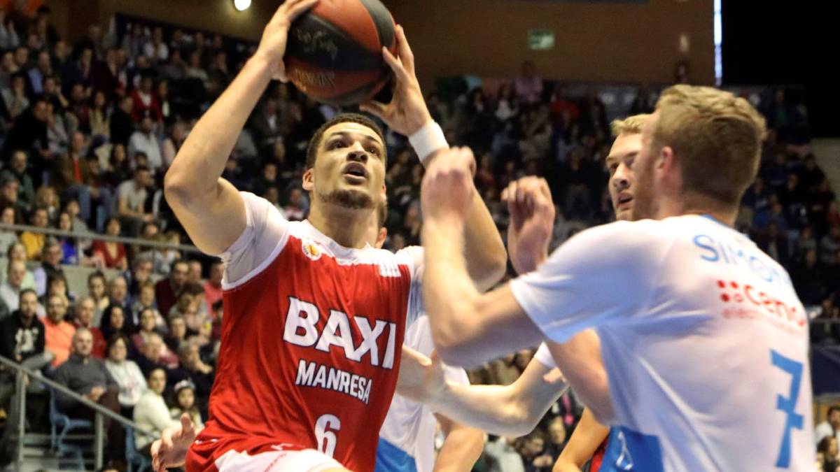 gabriel lundberg en una entrada a canasta con baxi manresa