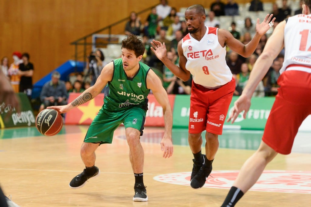 nicolas laprovittola durante una acción de un partido con divina seguros joventut