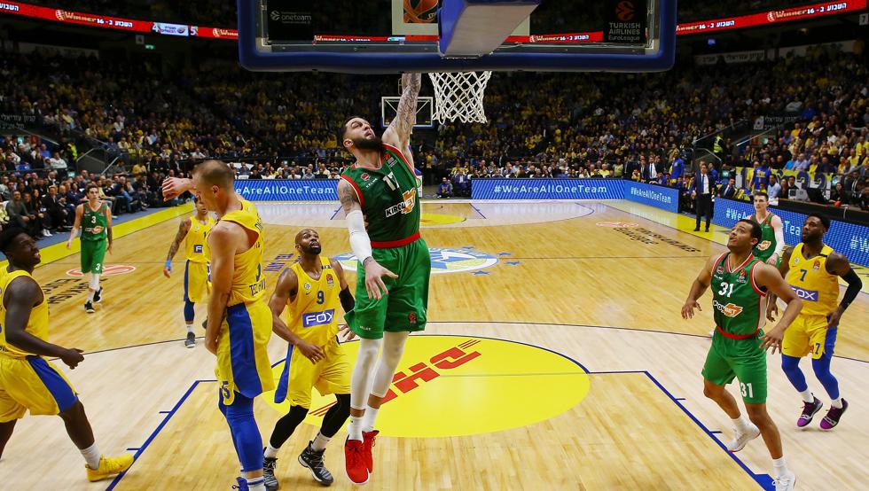 vincent poirier hace un mate ante maccabi tel aviv