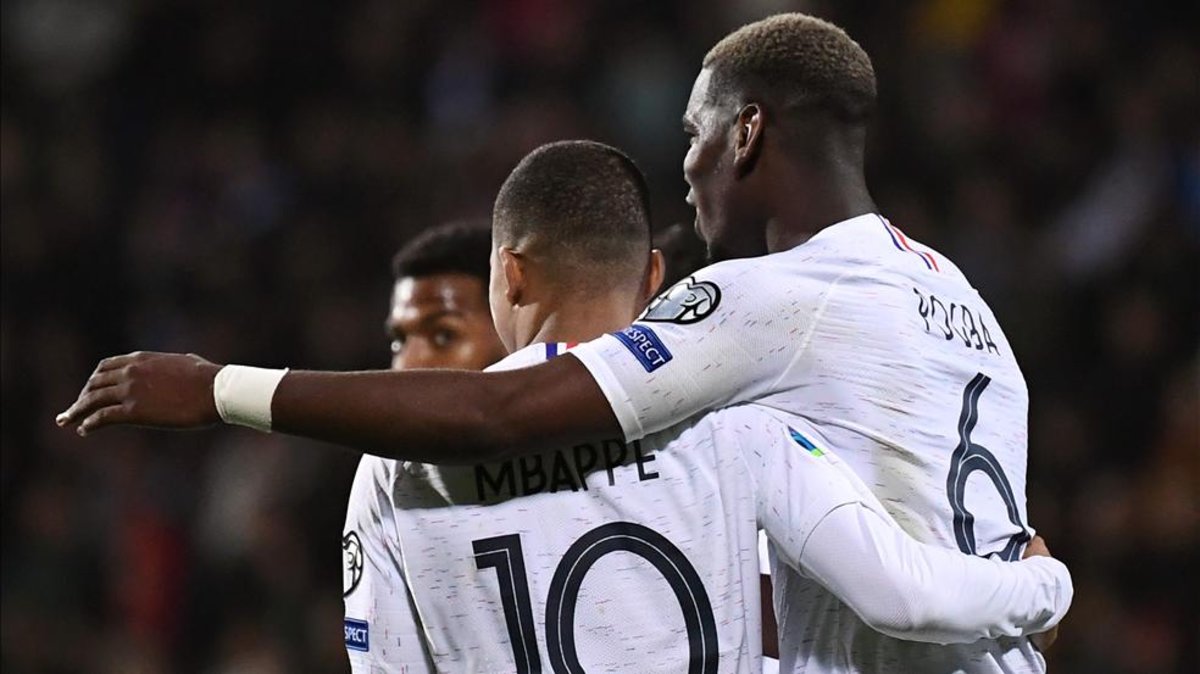 mbappe y pogba en el partido francia moldavia