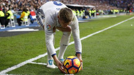 Kroos lanza un córner