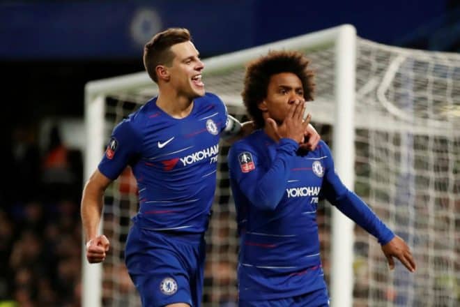 Cesar Azpilicueta y Willian jugadores del Chelsea celebrando un gol