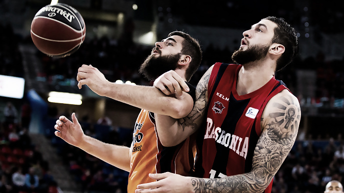 Dubljevic y Poirier luchan por un balón en un Valencia Baskonia