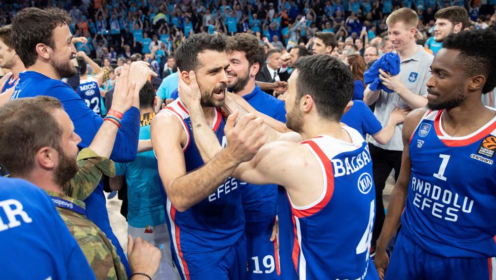 jugadores de anadolu efes celebran alcanzar la final four