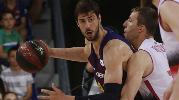 ante tomic y fran vázquez en una jugada de un zaragoza barcelona de liga endesa