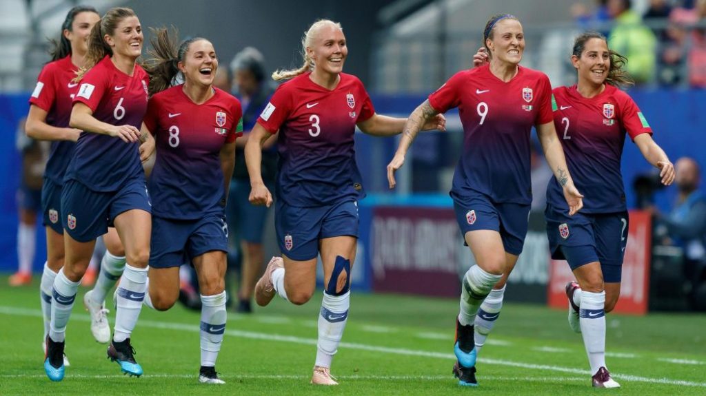 noruega celebrando la victoria sobre nigeria en el mundial de francia de fútbol femenino