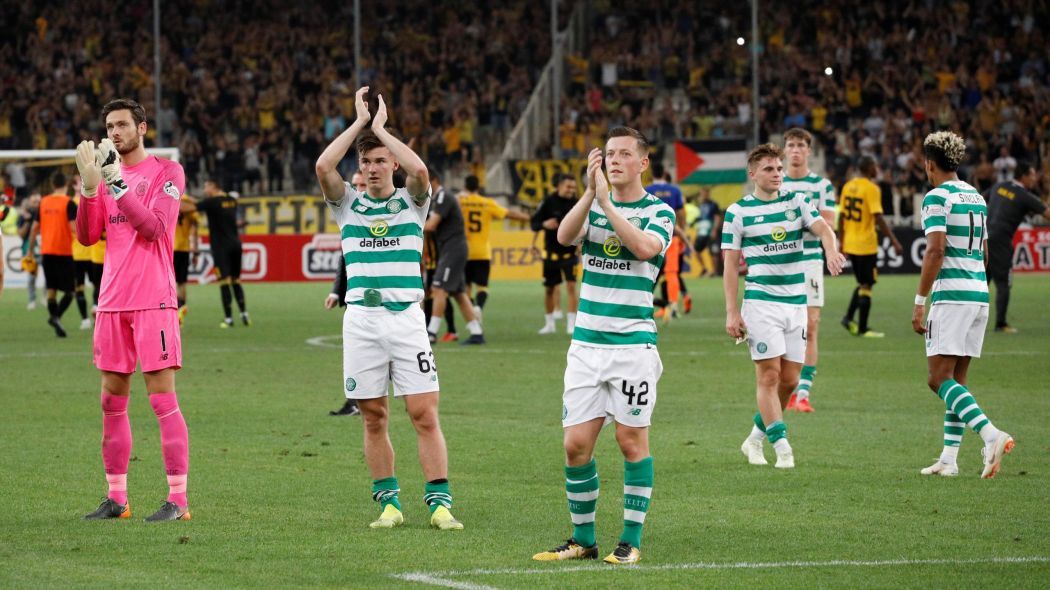 Jugadores del Celtic aplauden a su afición en Celtic Park