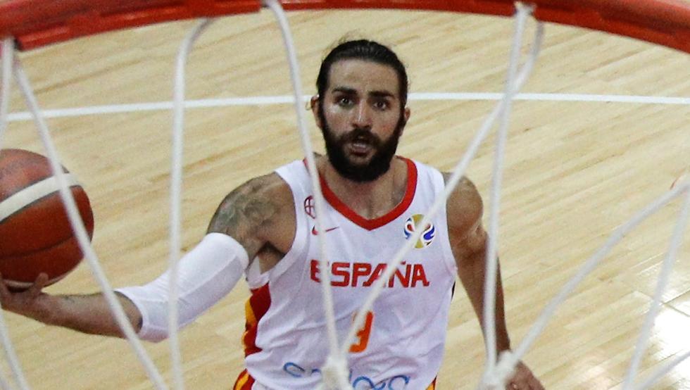 ricky rubio entrando a canasta con españa