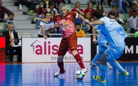 El capitán Miguelín disputa un balón