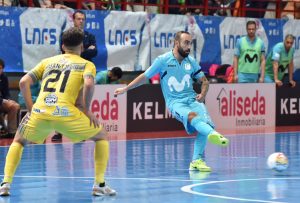 Ricardinho pasando el balón