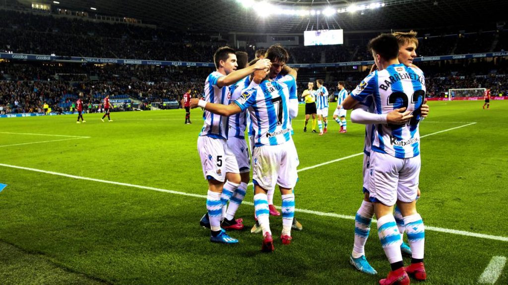 jugadores de la real sociedad celebrando un gol