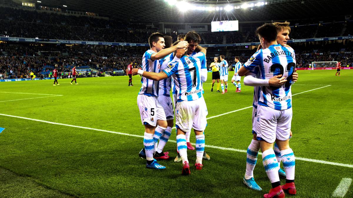 jugadores de la real sociedad celebrando un gol